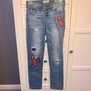 Multi-buttoned jeans with flowers